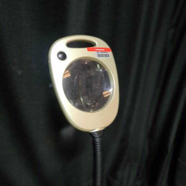 Light and magnifier - Image 3